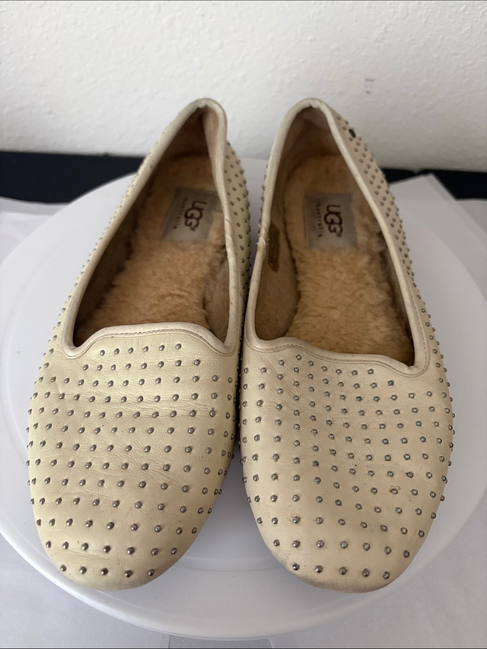 UGG Cream Studded Sheepskin-Lined Slip-On Flats Preowned condition